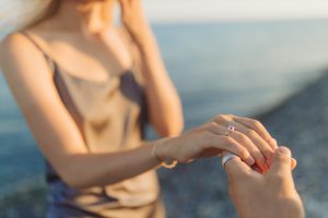 na który palec zakłada się pierścionek zaręczynowy
